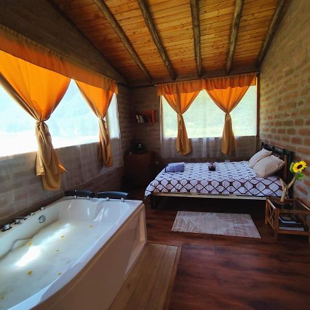 キト El Castillo Del Lobo Pululahua Bed & Breakfast エクステリア 写真