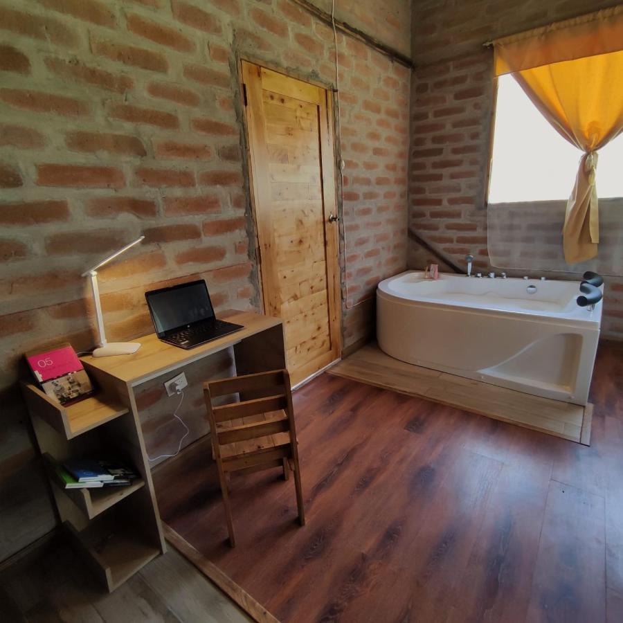 キト El Castillo Del Lobo Pululahua Bed & Breakfast エクステリア 写真