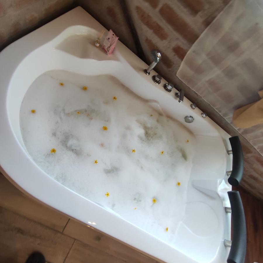 キト El Castillo Del Lobo Pululahua Bed & Breakfast エクステリア 写真