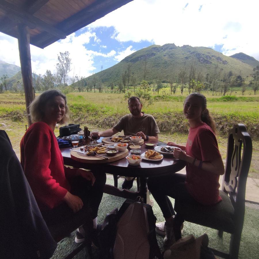 キト El Castillo Del Lobo Pululahua Bed & Breakfast エクステリア 写真