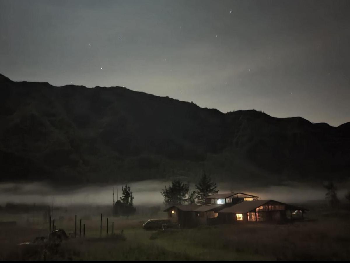 キト El Castillo Del Lobo Pululahua Bed & Breakfast エクステリア 写真