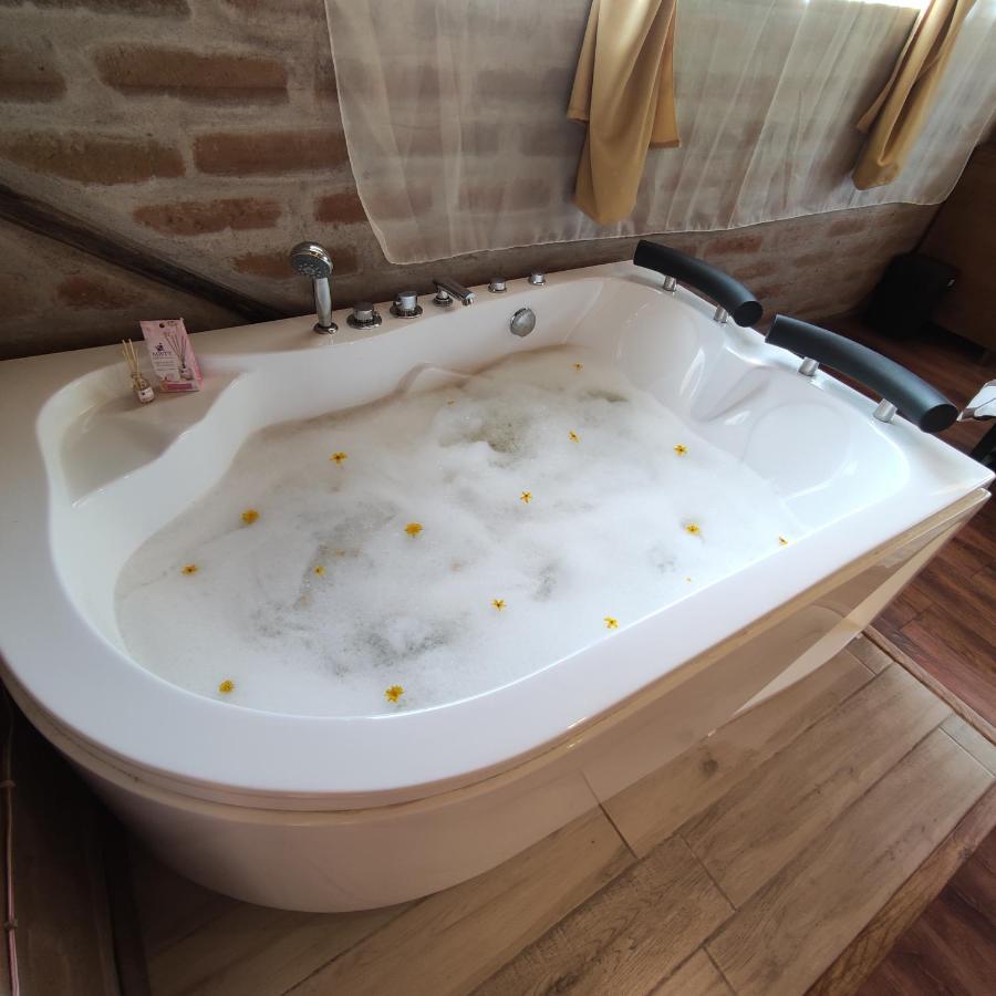キト El Castillo Del Lobo Pululahua Bed & Breakfast エクステリア 写真