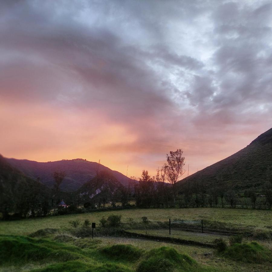 キト El Castillo Del Lobo Pululahua Bed & Breakfast エクステリア 写真